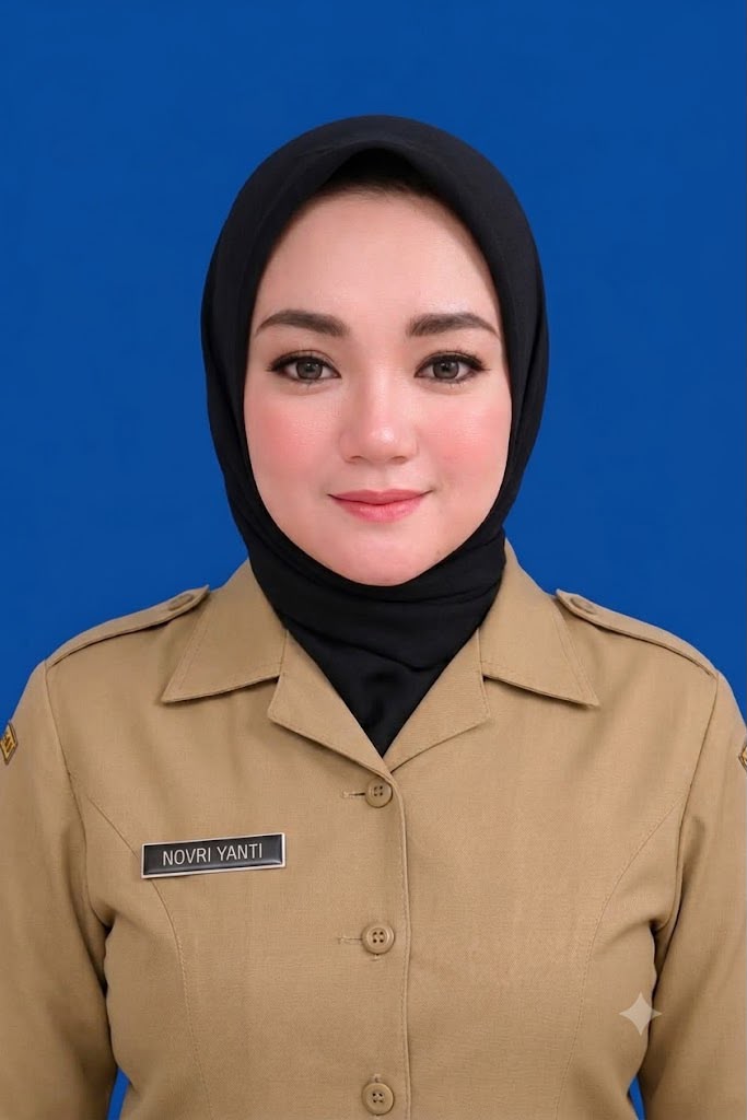 Foto Petugas Pengadministrasian Perkantoran